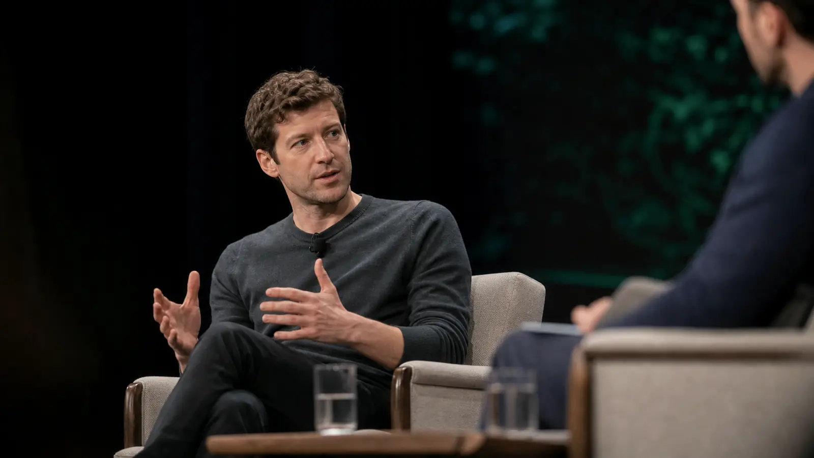Andrej Karpathy 坐在 Sequoia AI Ascent 2026 舞台上参与炉边对话，衬衫上夹着麦克风
