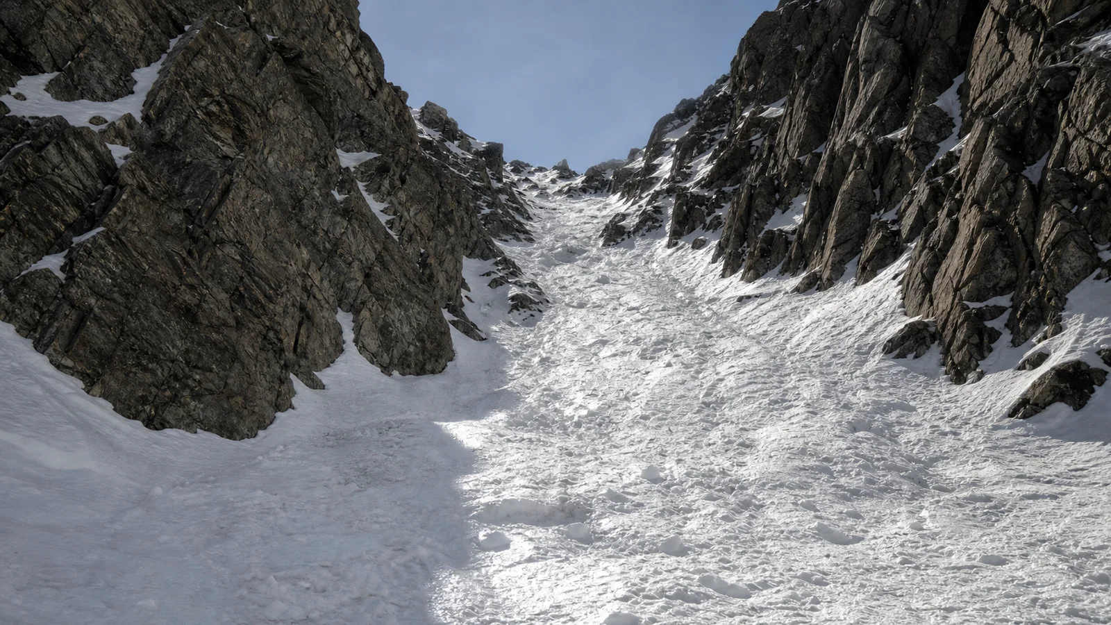 科罗拉多落基山区一条陡峭的春季 couloir，雪槽两侧是岩壁